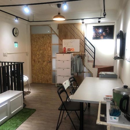 Simple Walk Guest House 小公寓 Tainan Esterno foto