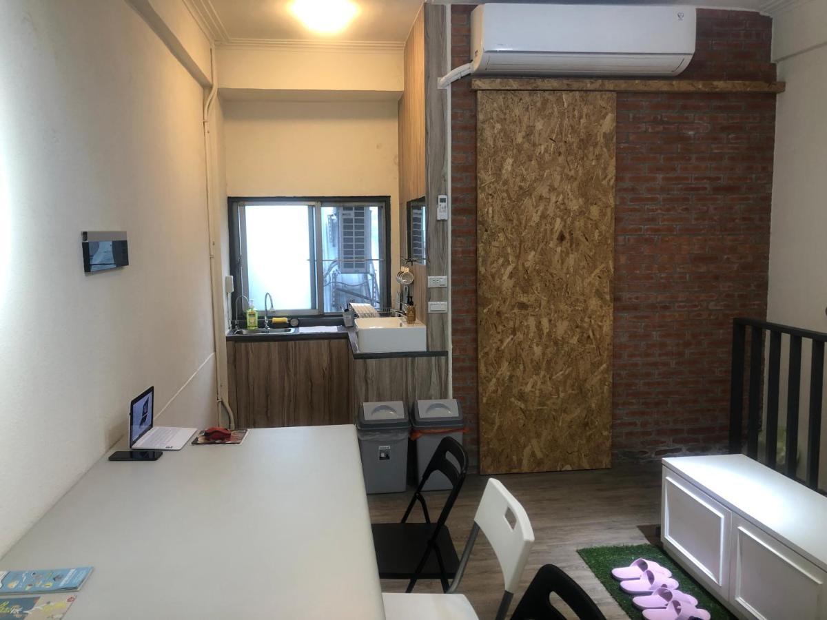 Simple Walk Guest House 小公寓 Tainan Esterno foto