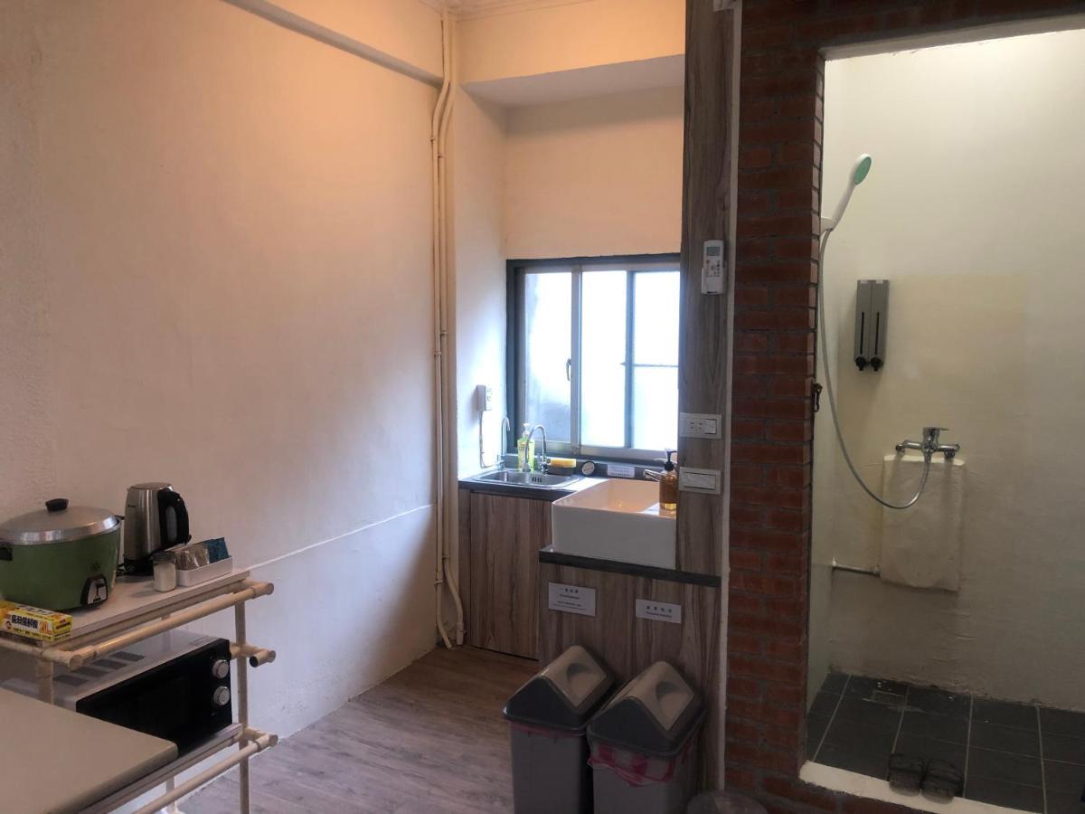 Simple Walk Guest House 小公寓 Tainan Esterno foto